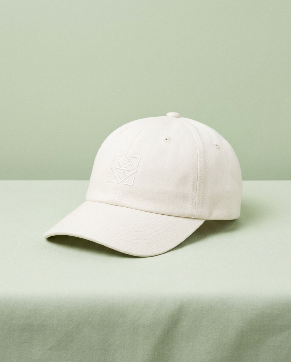 Gorra hueso con bordado tonal discreto