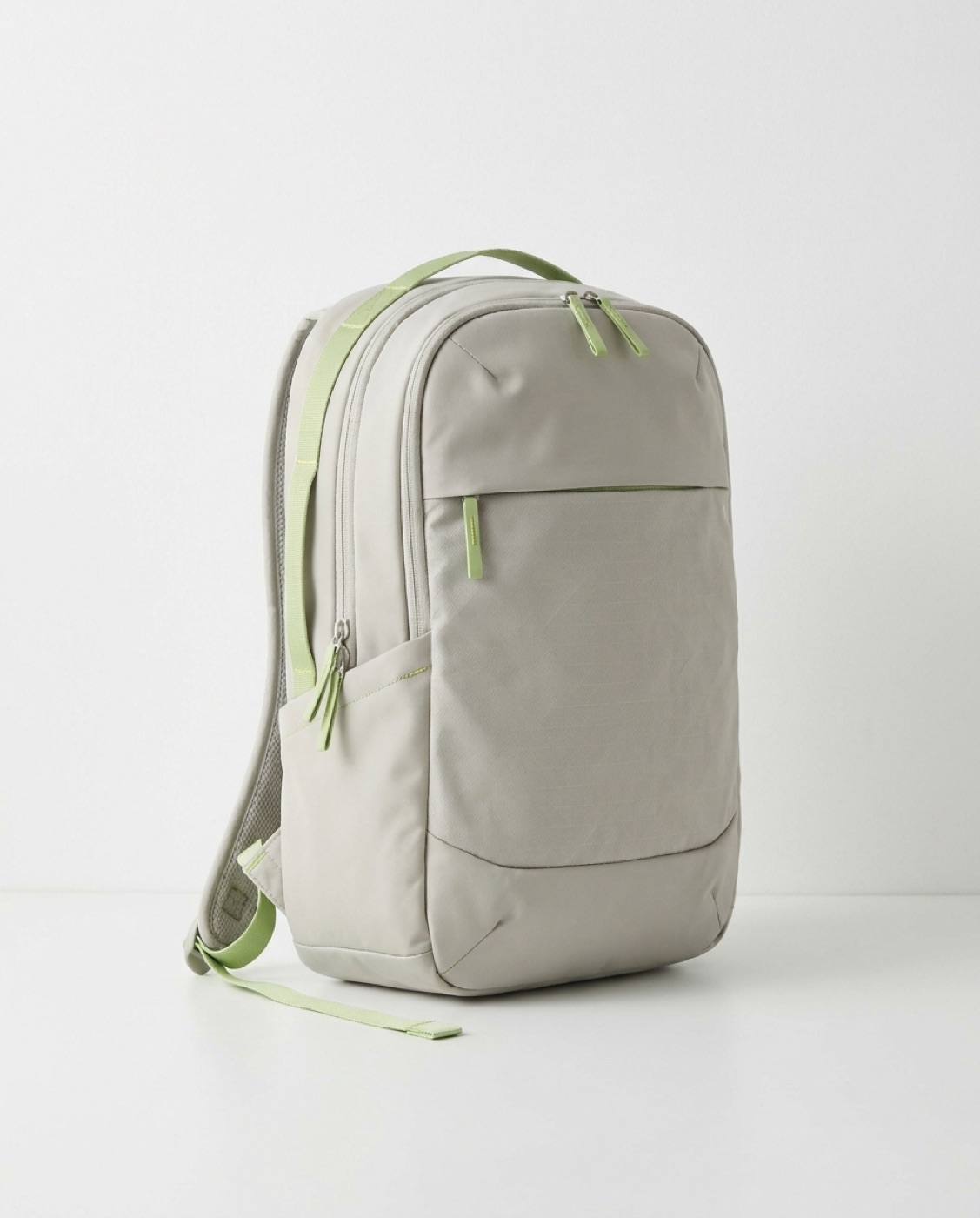 Mochila técnica gris piedra con detalles verdes